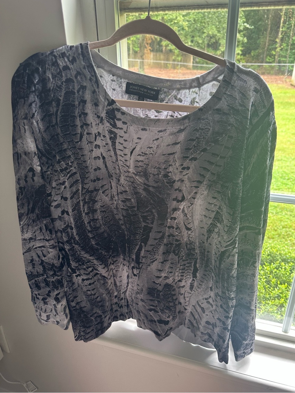 Jones New York Black and White Abstract-Print Long Sleeve Top